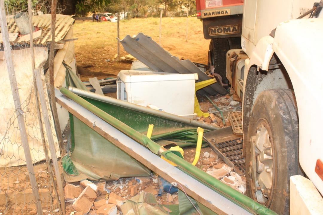Foto 6 de 14 — Caminhão invade residência, causa estragos e mata cachorrinha